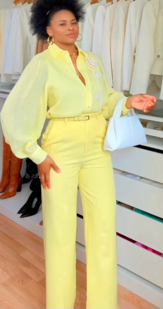 PANTALON LARGE AVEC CEINTURE JAUNE