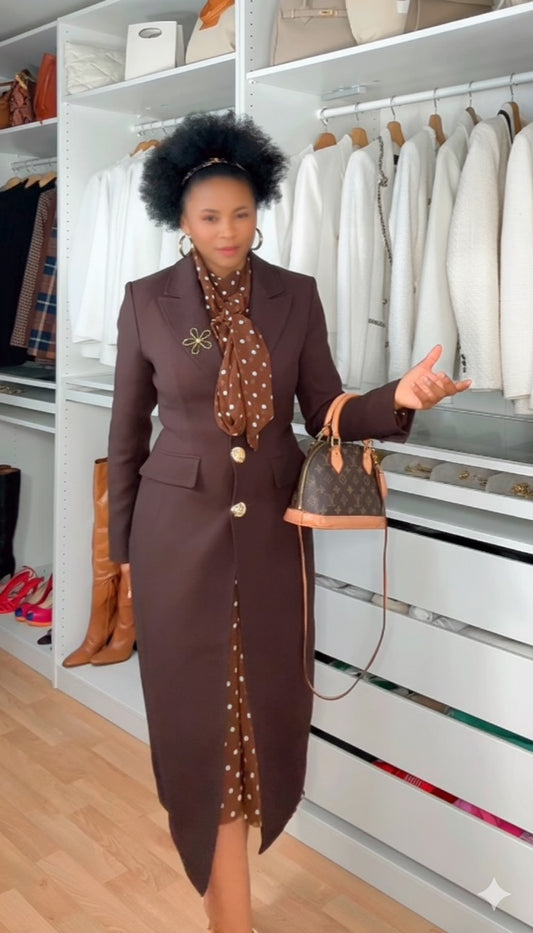 Manteau long à coupe ajustée orné de 3 boutons dorés