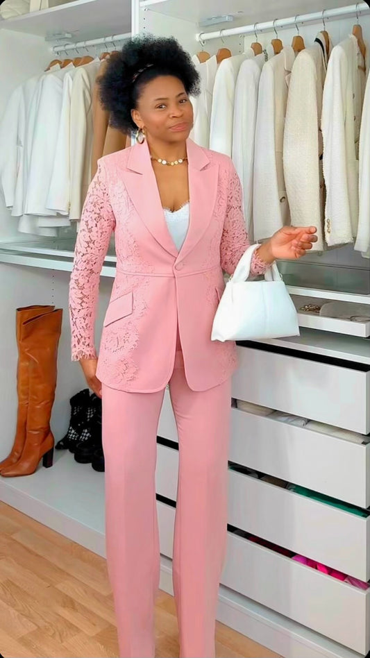 Tailleur ajustée avec détails en dentelle rose poudre